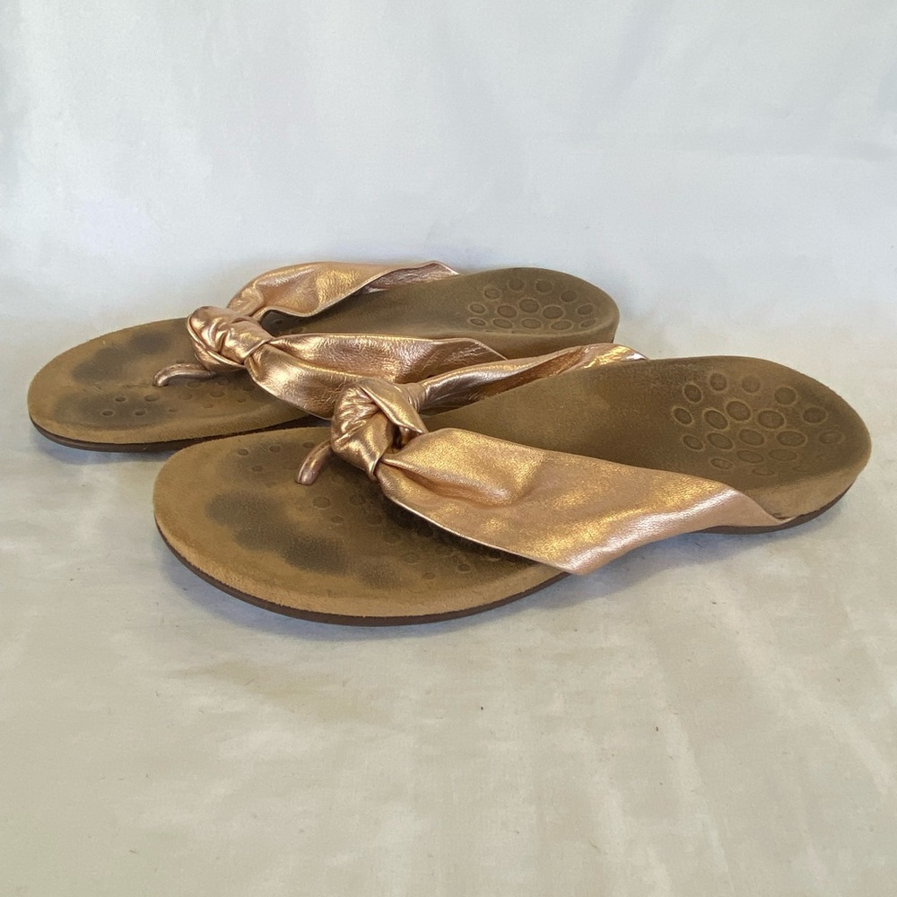 Vionic Pippa rose gold thong sandal